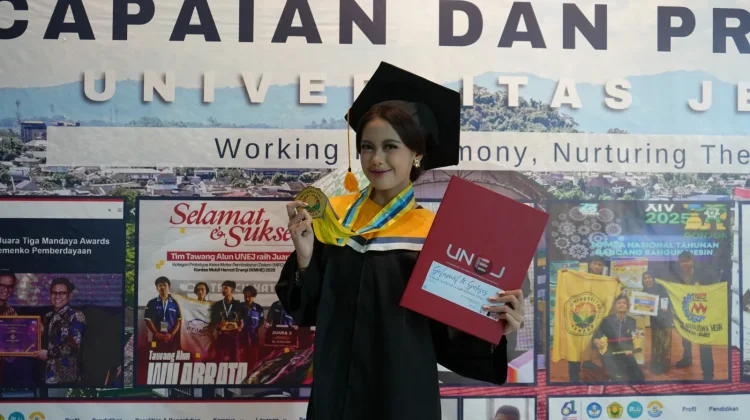 Wisudawan Terbaik UNEJ Sofiyah Siapkan Karier di Rumah Sakit