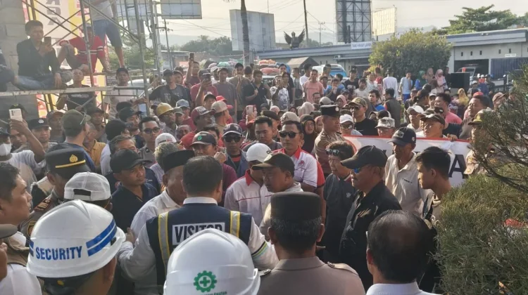 Warga Ketapang Banyuwangi Tuntut Kemacetan Pelabuhan Segera Diurai