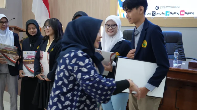 Dari Alumni untuk Mahasiswa, Beasiswa FKG UNEJ Hidupkan Rantai Kebaikan.