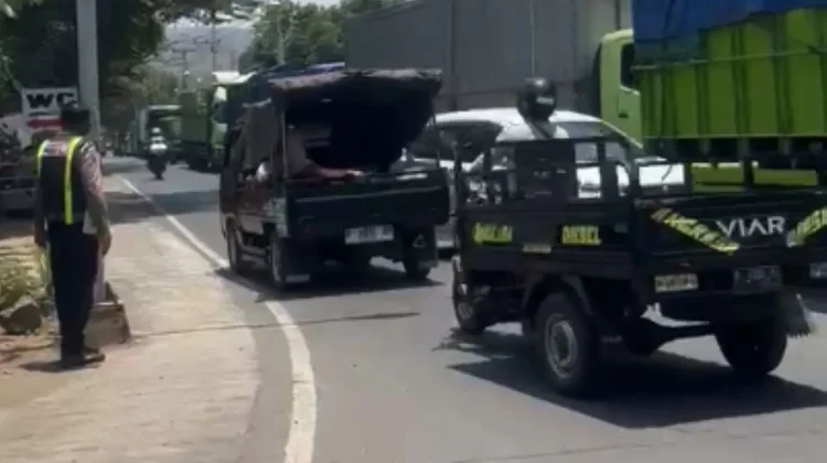 Bawa Jenazah, Pikap Terjebak Macet Ketapang Dikawal Polisi