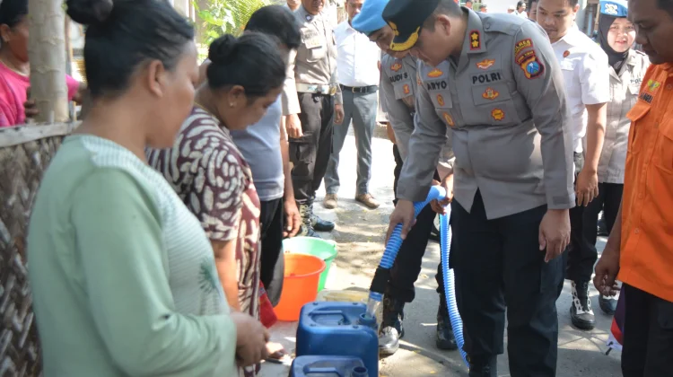 Kekeringan, Polres Bondowoso Salurkan Air Bersih ke Warga