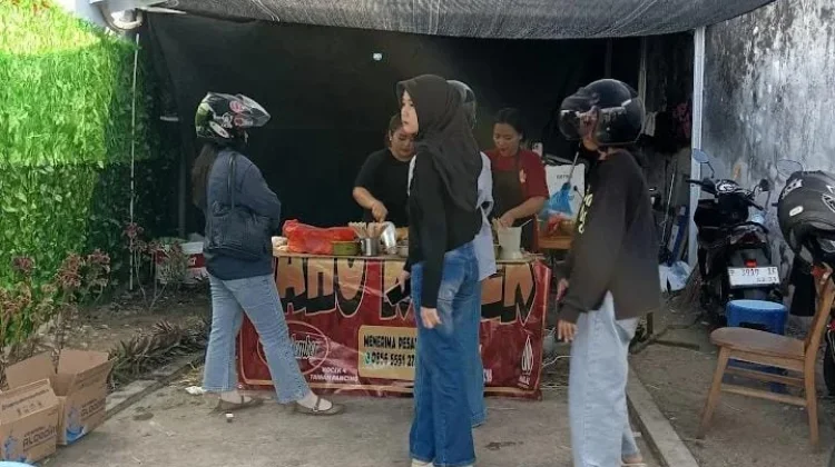 Sensasi Pedas Tahu Kocek Mbak Yenny Jadi Buruan Anak Muda Jember