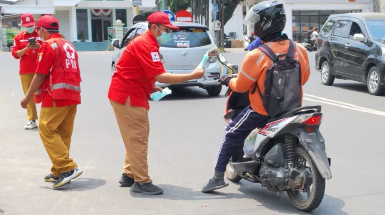 ISPA Meningkat, PMI Jember Bagikan Masker kepada Pengguna Jalan