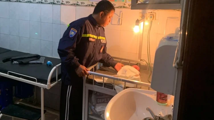 Bayi Laki-Laki Ditemukan di Teras Rumah Warga Kalibaru