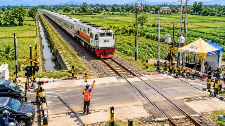 Melintasi Perlintasan Sebidang, Pastikan Jalur Aman sebelum Berjalan