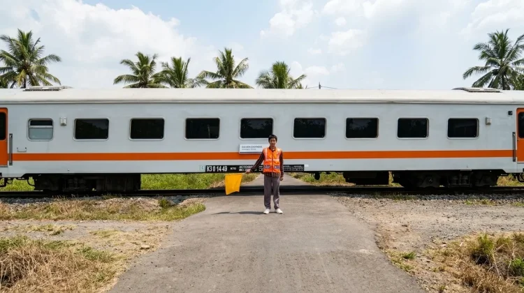 KAI Daop 9 Tambah 120 Petugas Jaga di 61 Perlintasan Sebidang