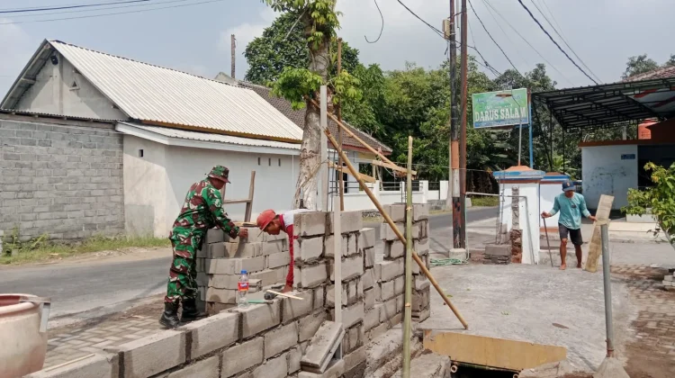TNI dan Warga Wonosari Gotong Royong Bangun Pagar Masjid