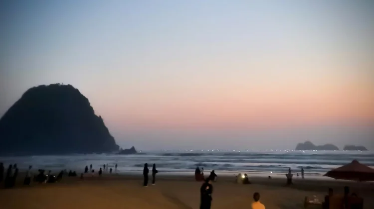 Menikmati Senja di Pantai Pulau Merah Banyuwangi