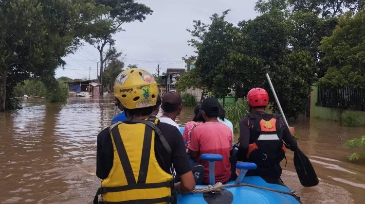 Genangan Tersisa, Tim SAR Tetap Siaga di Jember
