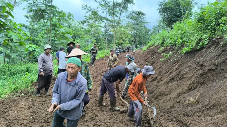 Warga Gotong Royong Bareng TNI Buka Jalan Desa