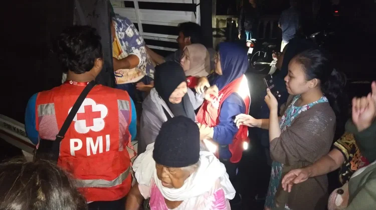 PMI Jember Distribusikan Air Bersih ke Dua Desa Terdampak Banjir