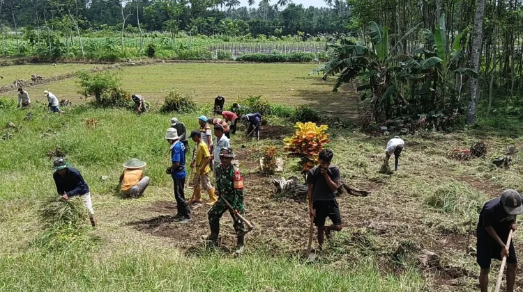 Masyarakat Gondoruso Bersihkan TPU jelang Ramadan