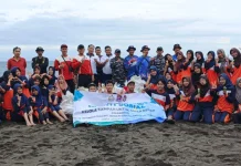 Ratusan Siswa Bersama TNI/Polri Bersih Sampah di Pesisir