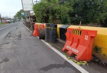 Pengendara Motor Tersungkur Diduga Tabrak Drum Penanda Jembatan