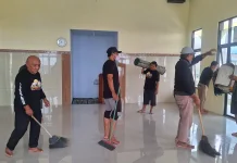 Bikersmu Lumajang Bersihkan Masjid jelang Bulan Penuh Berkah