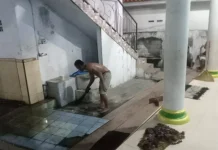 Umat Muslim di Lumajang Membersihkan Masjid Menjelang Ramadhan