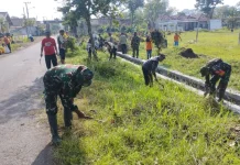 Menjelang Ramadan, Warga Rowokangkung Lumajang Bersihkan Lingkungan
