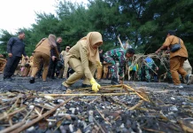 Ribuan Warga Bersihkan Pantai Banyuwangi