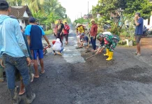 Warga Tempursari Perbaiki Jalan Cegah Lakalantas