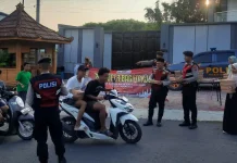 Polres Situbondo Bagi-bagi Takjil Awal Ramadhan