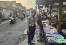Petugas Amankan Pasar Takjil di Lumajang