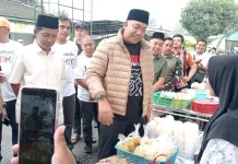 Tinjau Pasar Ramadhan di Sumbermalang, Pedagang Dihadiahi Tenda