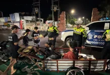 Patroli Sahur, Satlantas Bagikan Nasi Buat Pekerja Jalanan