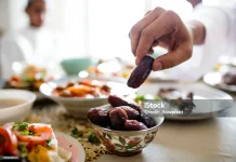 Bahaya Mengonsumsi Makanan Berlebihan saat Berbuka Puasa