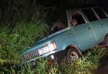 Hujan Deras, Minibus Terperosok di Jalan Maskuning