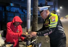 Satlantas Bagikan Nasi Kotak saat Sahur