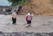 Polisi di Lumajang Bantu Siswa Menyeberangi Lahar Dingin