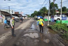 Jalan Berlubang Diduga Picu Laka di Kencong, Seorang Pelajar Tewas
