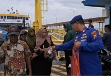 Satpolairud Bagi Takjil ke Penumpang Kapal Kepulauan
