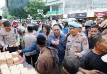 Polres Bareng Wartawan Bagi-bagi Takjil depan Mako