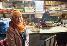 13 Tahun Ibu Mujiati Menggerakkan Ekonomi Malam di Jember