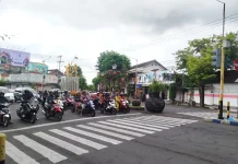 Unik, Banyuwangi Sosialisasi Waspada Pinjol Ilegal di Traffic Light