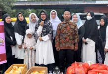 Komunitas Izzati Berbagi Takjil di Ibnu Katsir