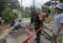 Warga Pronojiwo Lumajang Perbaiki Jalan Tidak Layak