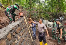 TNI/Polri Bersama Masyarakat Bangun Plengsengan Program TMMD
