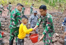 Antusiasme Anak-anak Ikut Bangun Gorong-gorong Program TMMD