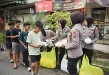 Polwan Polres Bondowoso Bagikan Ratusan Takjil