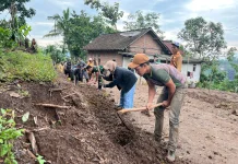 Satgas TMMD Kerja Bakti bareng Warga