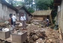 Rumah Asmi Ambruk saat Hujan Disertai Angin Kencang