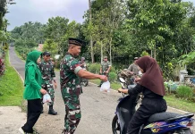 TNI di Gucialit Lumajang Bagikan Ratusan Takjil