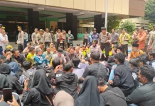 Berbaju Serba Hitam, Mahasiswa Bondowoso Geruduk Kantor Pemda