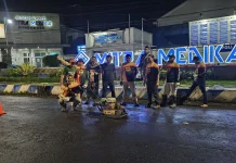 Warga Bondowoso Swadaya Tambal Jalan Berlubang
