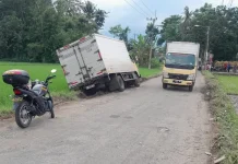 Jalur Alternatif Sempit, Dua Mobil Boks Terperosok