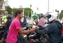 Satlantas Polres Lumajang dan Komunitas Motor Bagikan 500 Takjil di Alun-alun