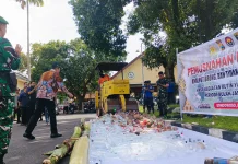 Jelang Lebaran, Polisi Musnahkan Ribuan Miras dan Knalpot Brong