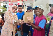Merawat Empati di Bulan Suci, DWP Lumajang Salurkan Ribuan Takjil untuk Masyarakat